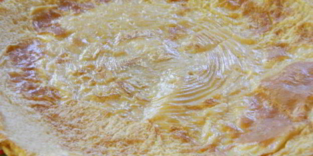 яичный рулет с семгой и маринованной морковью