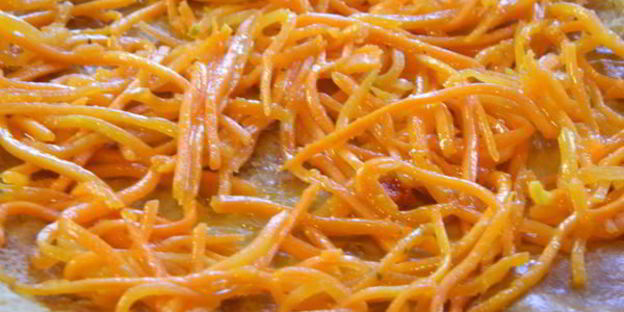 яичный рулет с семгой и маринованной морковью