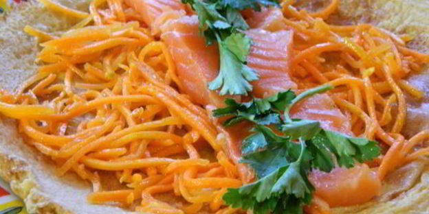 яичный рулет с семгой и маринованной морковью