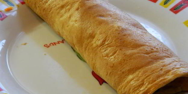 яичный рулет с семгой и маринованной морковью