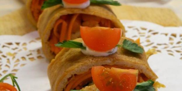 яичный рулет с семгой и маринованной морковью