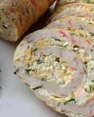 Закусочный рулет из омлета с крабовыми палочками