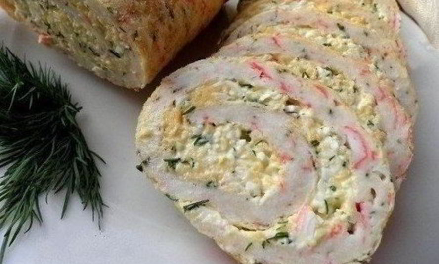 Рецепт закусочного рулета из омлета с крабовыми палочками
