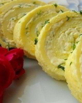 Закусочный рулет из омлета с сыром