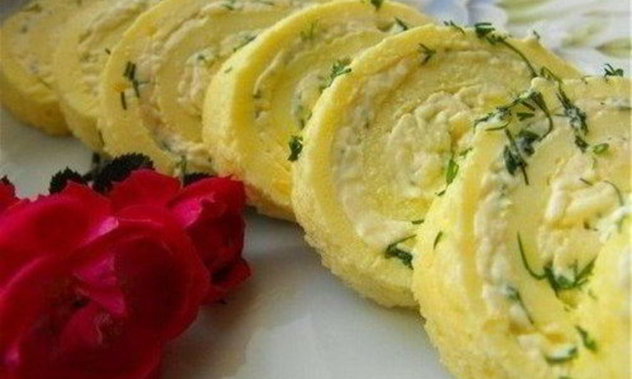 Рецепт закусочного рулета из омлета с сыром