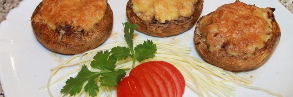 Шампиньоны и помидоры, фаршированные куриным филе