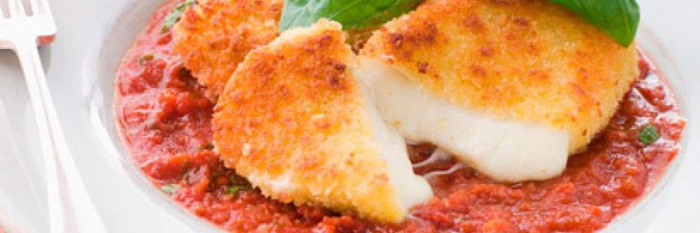 Сыр моцарелла, обжаренный в панировке, с томатным пюре