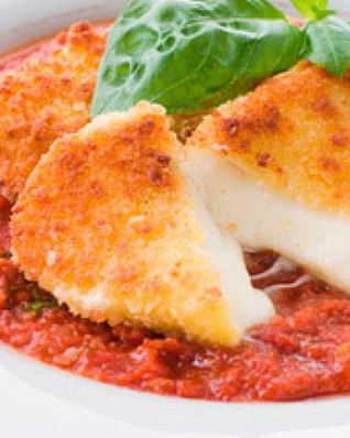 Сыр моцарелла, обжаренный в панировке, с томатным пюре