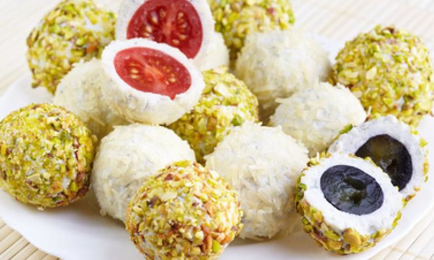 Рецепт сырных шариков с фисташками и виноградом