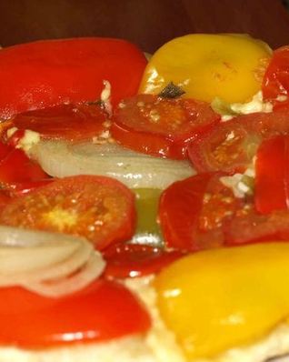 Овощной тарт с помидорами, болгарским перцем, луком