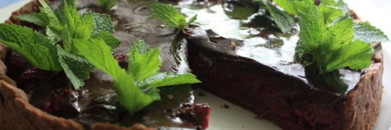 Шоколадный тарт с вишней