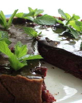 Шоколадный тарт с вишней