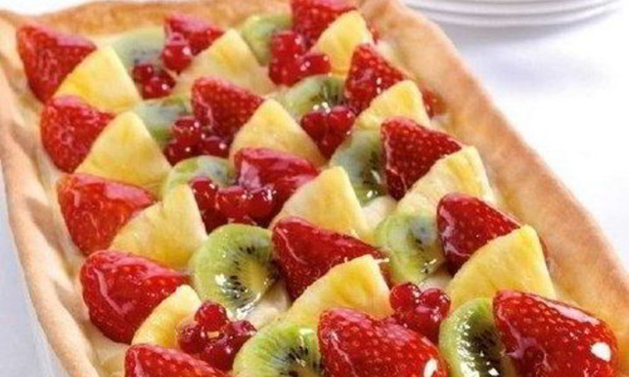 Рецепт сладкого тарта с киви, клубникой и ананасом