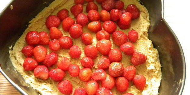 тарт из печенья с нежной начинкой из клубники