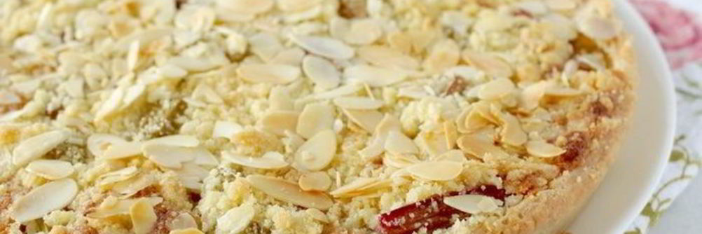Тарт с ревенем и миндальным кремом