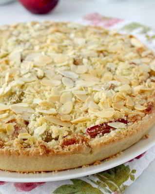 Тарт с ревенем и миндальным кремом