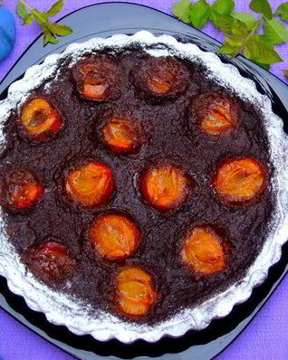 Тарт с шоколадным кремом и сливами