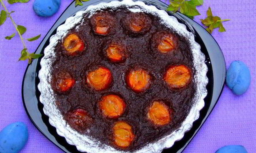 Рецепт тарта с шоколадным кремом и сливами