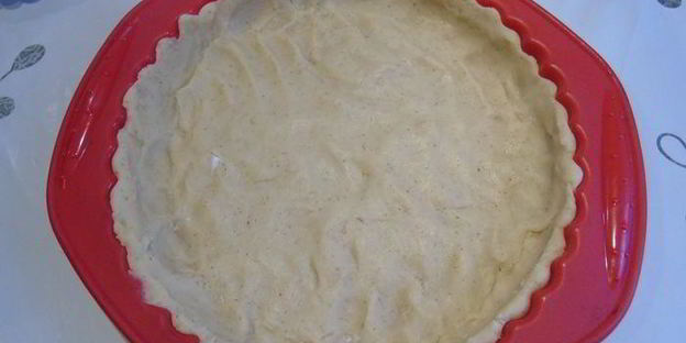 тарт с шоколадным кремом и сливами