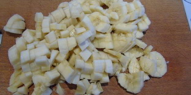 тарт с шоколадным кремом и сливами