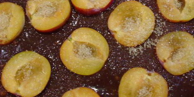 тарт с шоколадным кремом и сливами