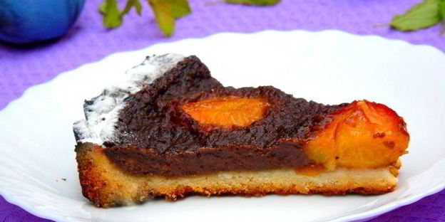 тарт с шоколадным кремом и сливами