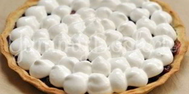 тарт с вишней и меренгой