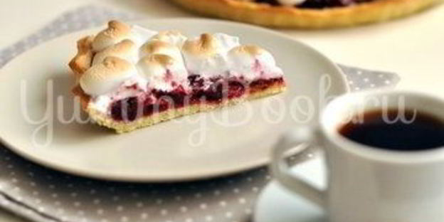 тарт с вишней и меренгой