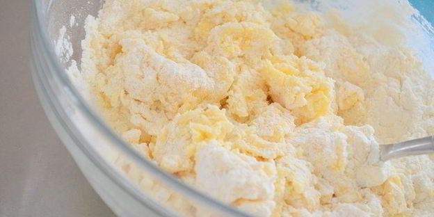 тарт со сливами и миндалем