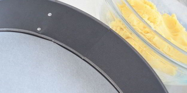 тарт со сливами и миндалем