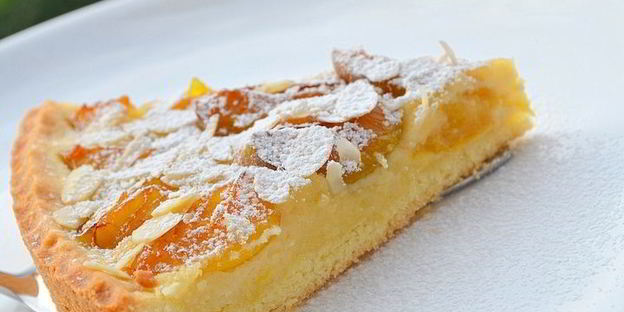 тарт со сливами и миндалем