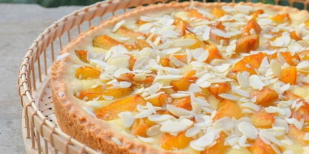 тарт со сливами и миндалем