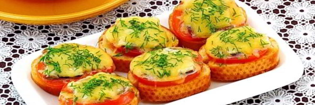 Тартинки с помидором, килькой и сыром