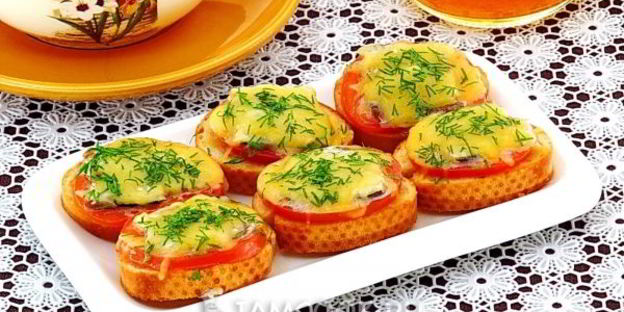 тартинки с помидором, килькой и сыром
