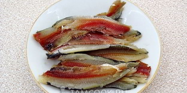 тартинки с помидором, килькой и сыром