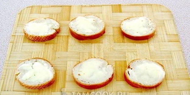 тартинки с помидором, килькой и сыром