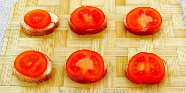 тартинки с помидором, килькой и сыром