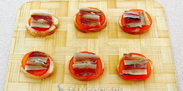 тартинки с помидором, килькой и сыром