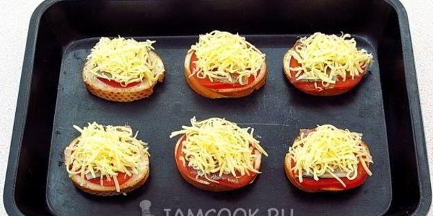 тартинки с помидором, килькой и сыром