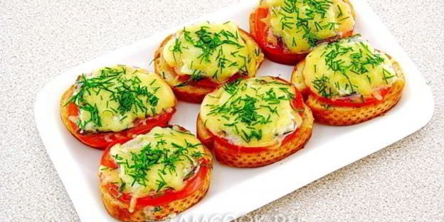 тартинки с помидором, килькой и сыром