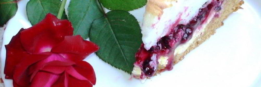 Творожной тарт со смородиной и мягкой меренгой