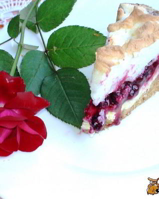 Творожной тарт со смородиной и мягкой меренгой