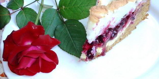 творожной тарт со смородиной и мягкой меренгой