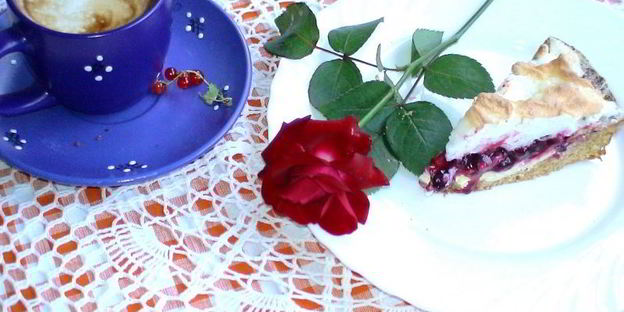 творожной тарт со смородиной и мягкой меренгой