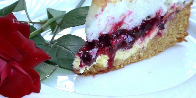 творожной тарт со смородиной и мягкой меренгой