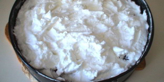 творожной тарт со смородиной и мягкой меренгой