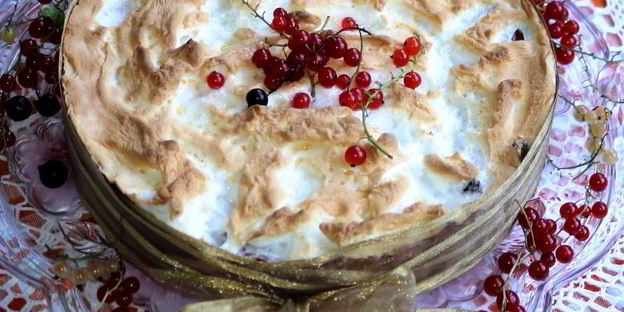 творожной тарт со смородиной и мягкой меренгой