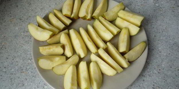 яблочный тарт татен с орешками и изюмом