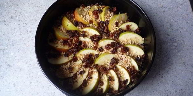 яблочный тарт татен с орешками и изюмом