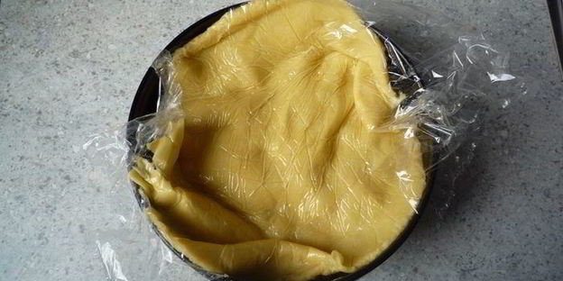 яблочный тарт татен с орешками и изюмом